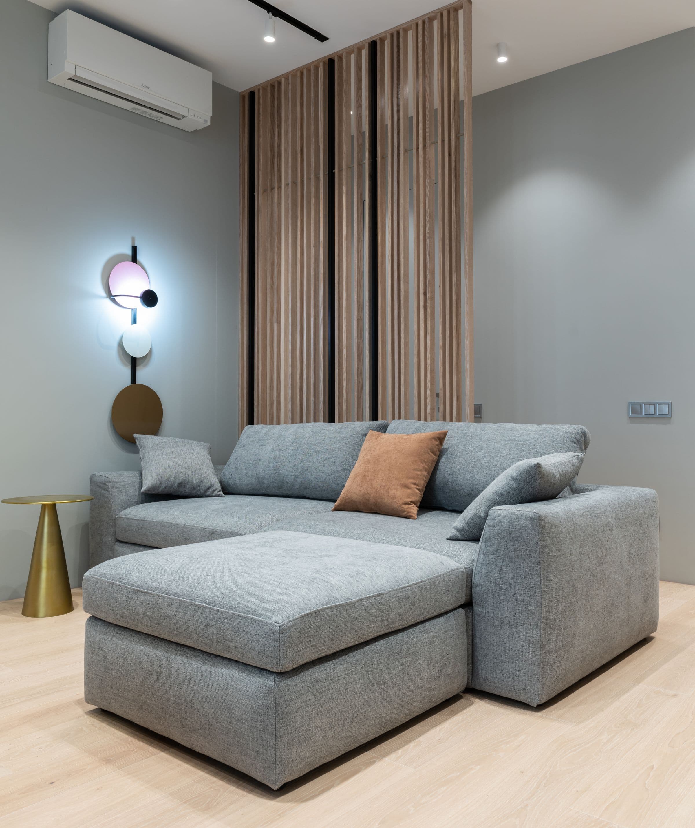 Lichte, moderne woonkamer met een grijze stoffen bank