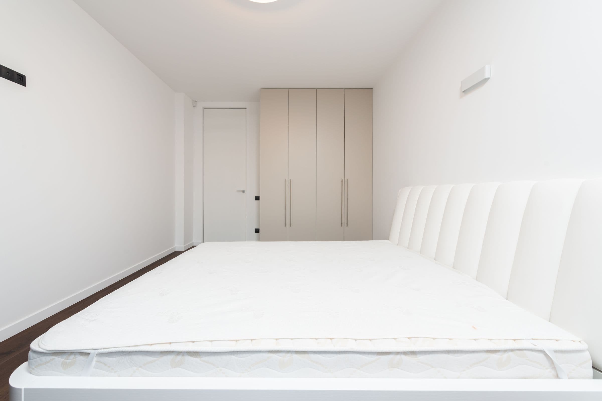 Wit matras in een lichte slaapkamer