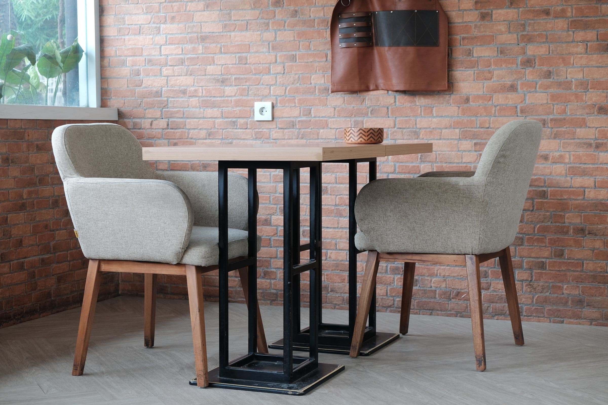 Gestoffeerde eetkamerstoelen aan een houten tafel